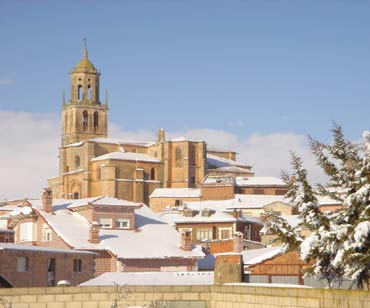 Foto de la iglesia de Santa Mar&iacute;a del Campo cubierta de nieve. Foto cedida por Rafa Delgado.
