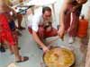 Los Cherokys - Chechu cuidando la paella mientras Rodrigo a&ntilde;ade el ingrediente secreto